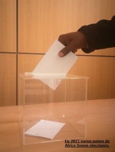 MANO AFRICANA VOTANDO