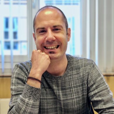 Román-scaled-390x390