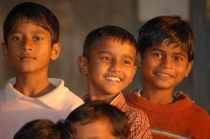 ... el diálogo se convierte en el modo de hacer misión. El diálogo presupone no sólo conocimiento y relaciones, sino que además es un reto a la conversión y a la transformación. El diálogo se centra en la transformación cultural y religiosa como un medio de transformación social..