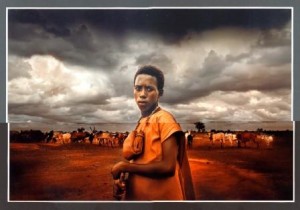 Los inmigrantes no sólo buscan trabajo o “papeles”, su preocupación no es sólo el alimento o la casa. Los inmigrantes también quieren a sus amigos, juegan, tienen novia, conversan, ríen, sueñan..., tienen miedo, dudan, callan, sufren dolor y enfermedad, mueren... como todos.